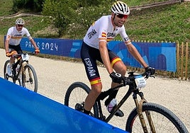 David Valero, sonriente en primer plano a la derecha, seguido por Jofre Cullell durante un entrenamiento esta semana.