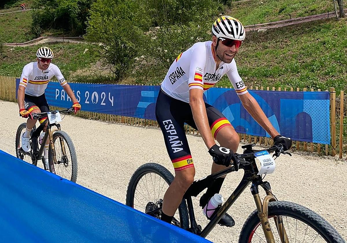 David Valero, sonriente en primer plano a la derecha, seguido por Jofre Cullell durante un entrenamiento esta semana.