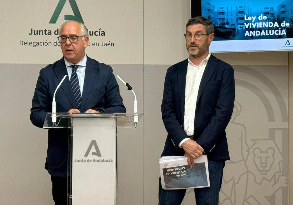 Los delegados de la Junta en Jaén Jesús Estrella y Miguel Contreras, este martes.