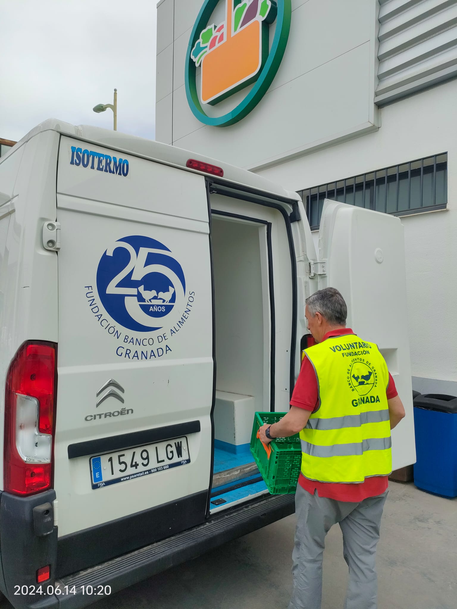 Un voluntario recoge productos para el Banco de Alimentos.
