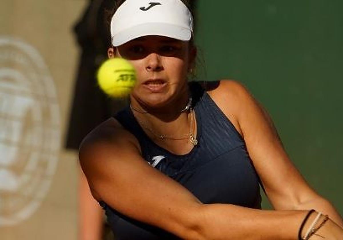 Ariana Geerlings devuelve una bola.