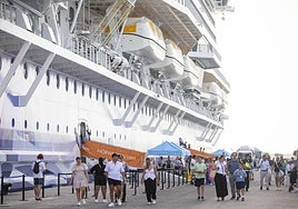 El gran crucero atracado en el Puerto de Motril.