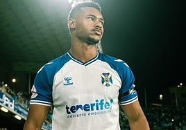 Loïc Willams salta a un partido con el Tenerife.
