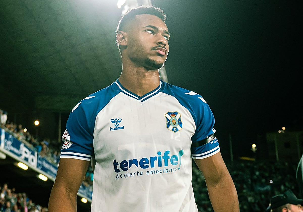 Loïc Willams salta a un partido con el Tenerife.