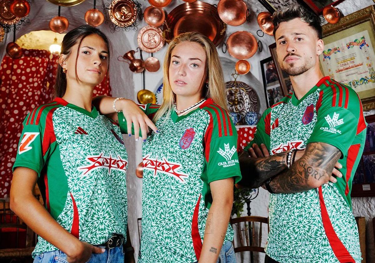 Laura Pérez, Ornella Vignola y Ricard Sánchez lucen la camiseta de la tercera equipación en una cueva del Sacromonte.