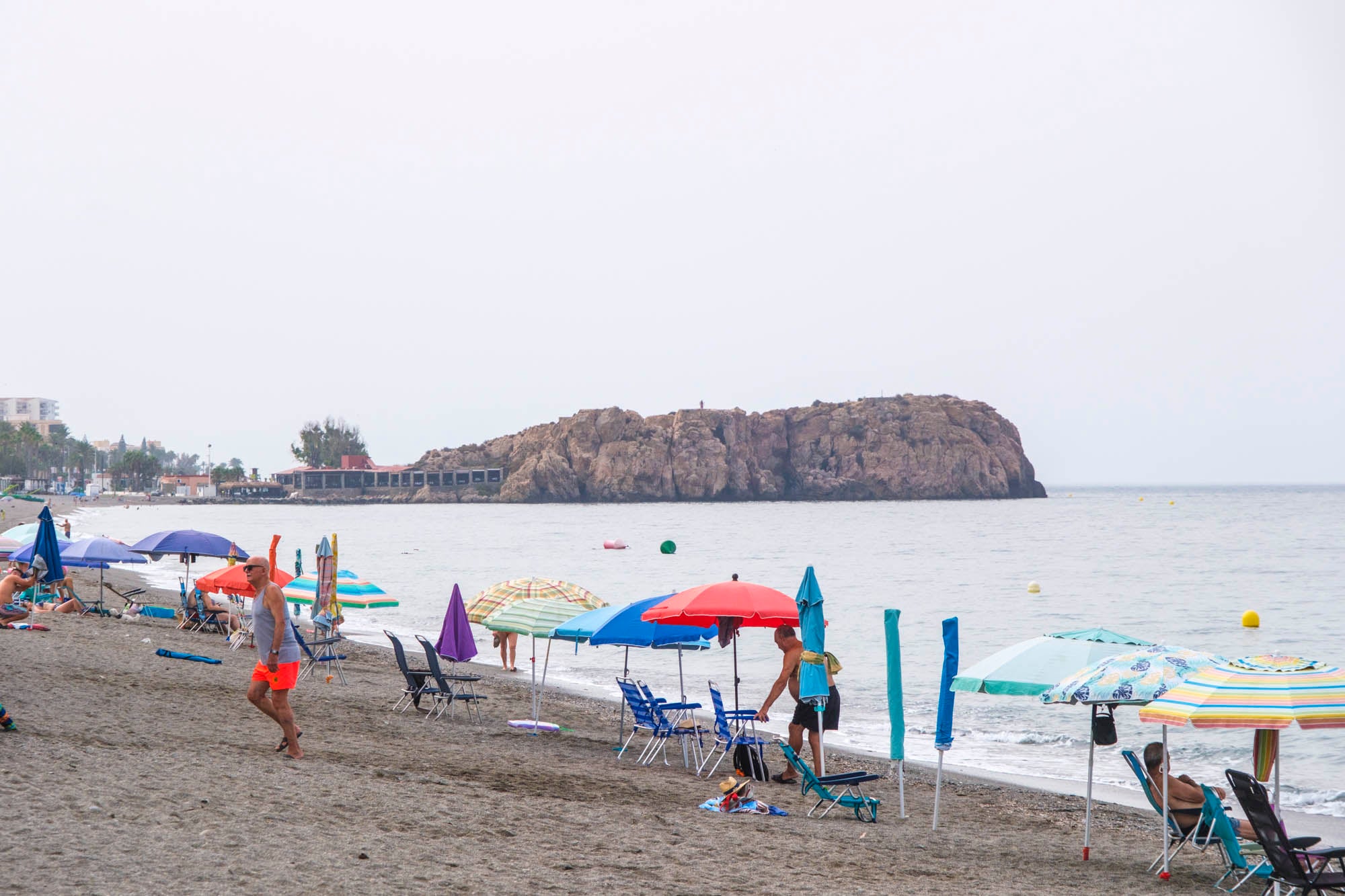 Reservas de plazas con sombrillas en la costa granadina