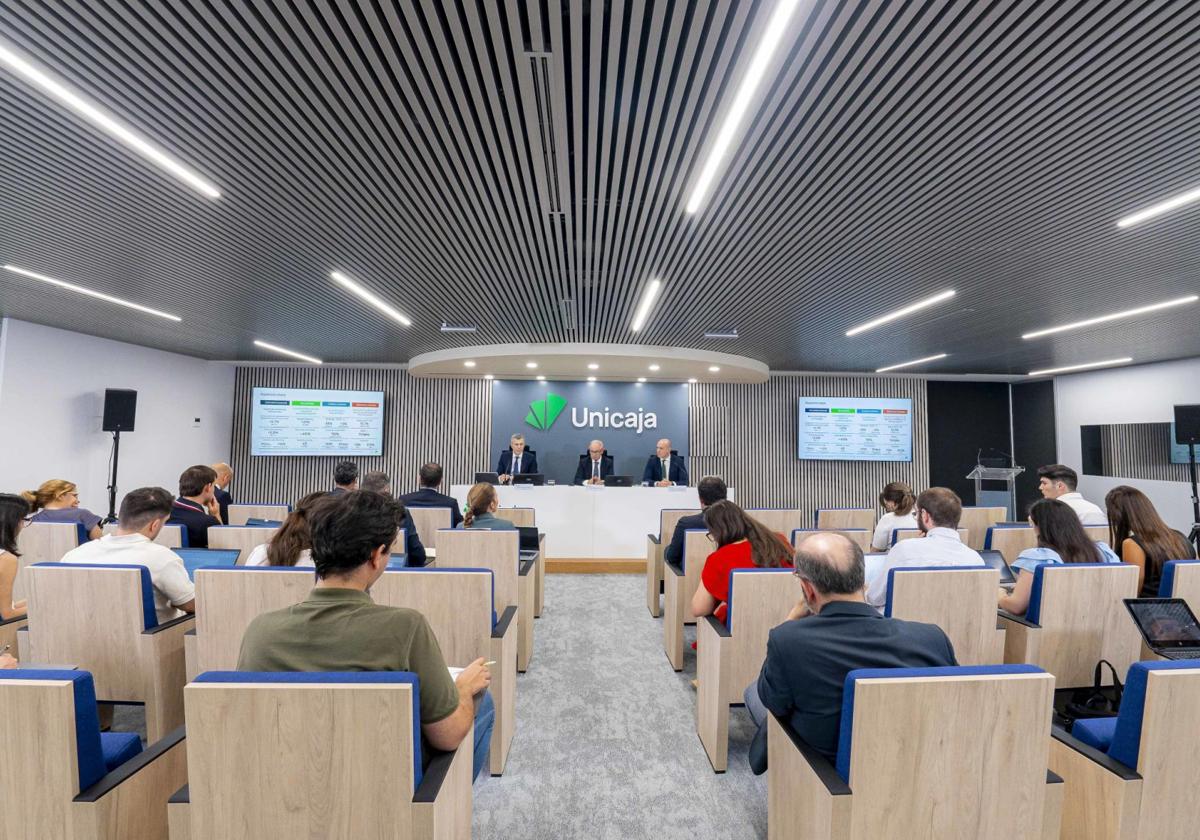 Pablo González, Isidro Rubiales y Jaime Hernández en la presentación de resultados.