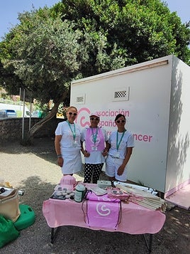 Puesto de prevención del cáncer en la playa de Almuñécar.