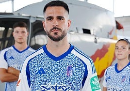 Pablo Insua, Miguel Rubio y Alba Pérez lucen la segunda equipación del Granada.