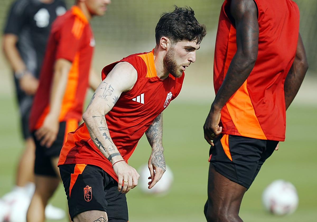 Tsitaishvili conduce un balón durante un entrenamiento.