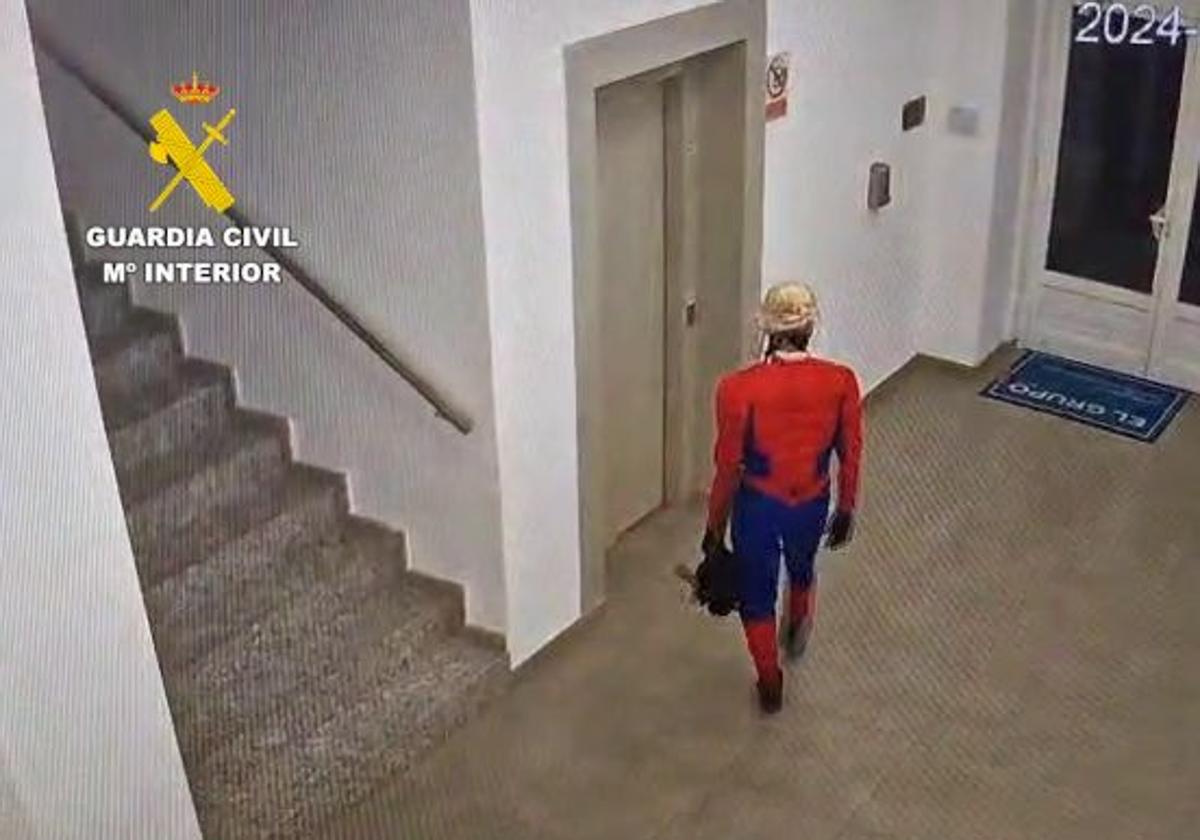 El sujeto vestido de Spiderman para el robo.