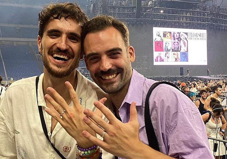 Carlos Toral y Richard Trives tras la pedida de matrimonio en el concierto de Taylor Swift.