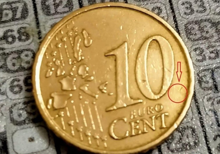 Moneda de 10 céntimos de 1999 con falta de iniciales.