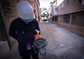 Un técnico de Endesa sostiene el cableado retirado en una redada reciente contra los enganches en Granada.