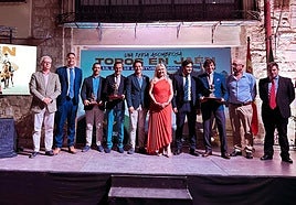 Foto de familia tras la presentación en el patio del Salón Mudéjar de los carteles de la feria taurina de San Lucas 2024