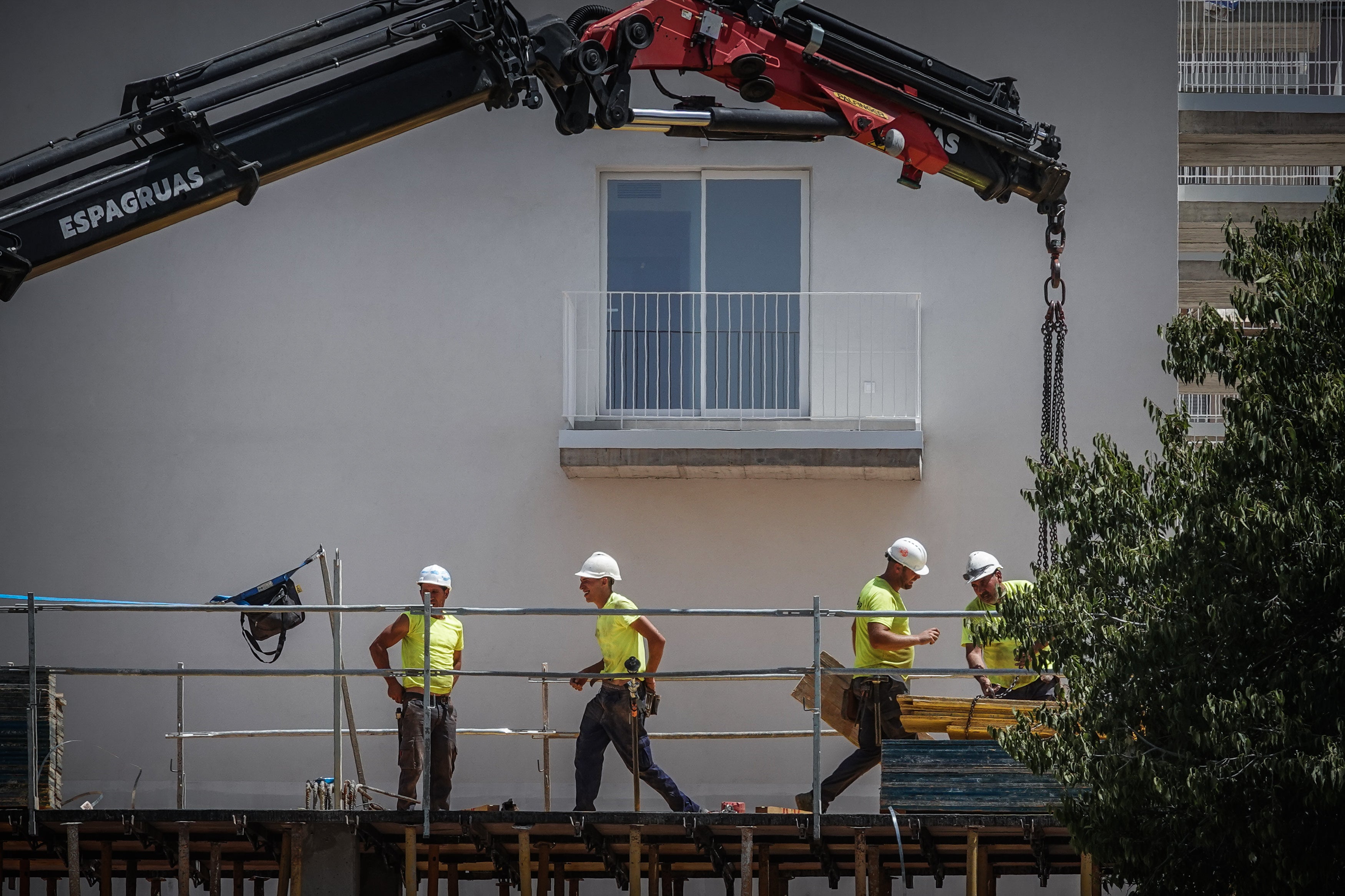 Trabajadores en una obra a pleno sol, en Granada.