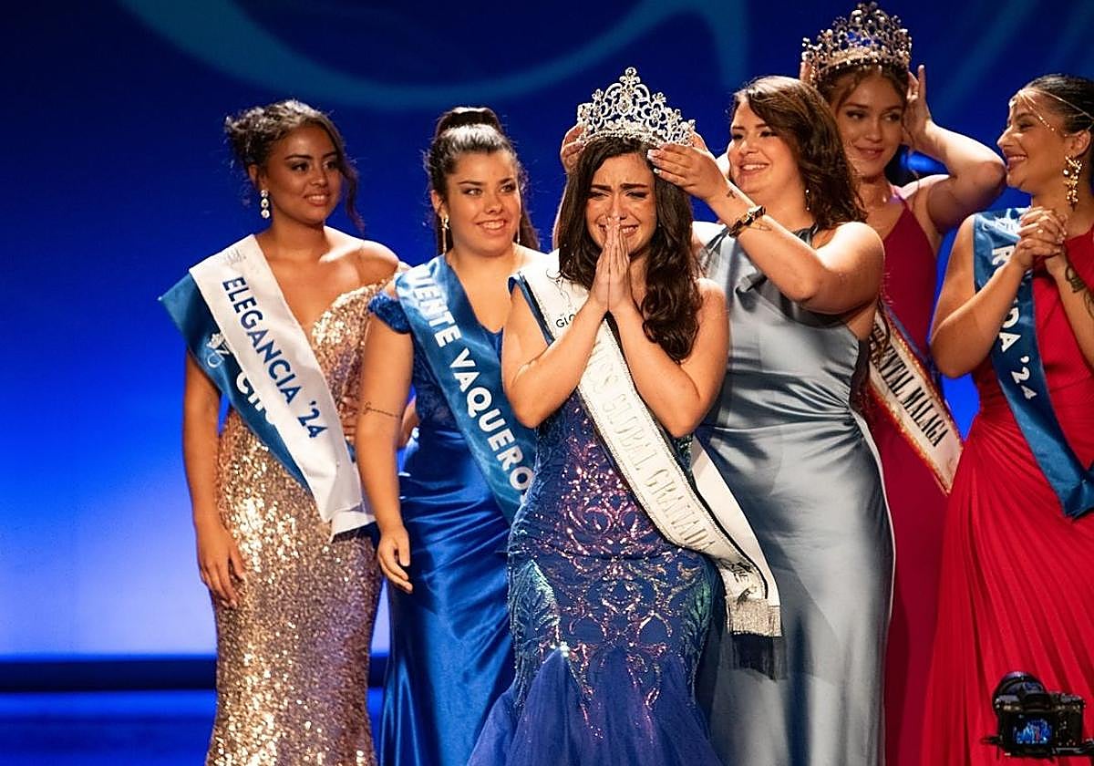 Entrega de las coronas a las ganadoras del certamen.