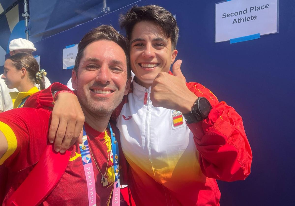 Jacinto Garzón y María Pérez posan juntos y eufóricos.