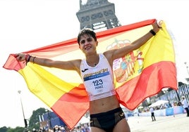 María Pérez luce la bandera de España como subcampeona olímpica.