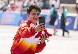 María Pérez se hace un selfi con el galardón previo a la medalla como subcampeona olímpica.