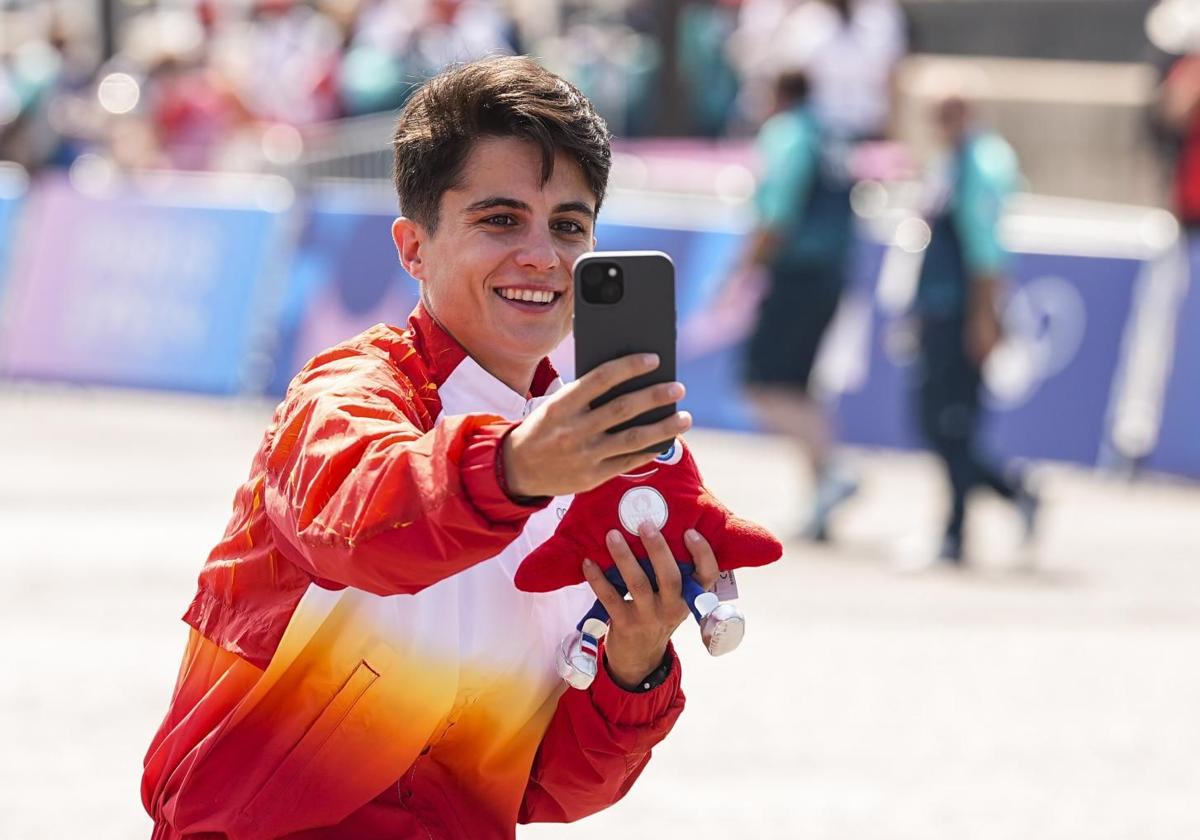 María Pérez se hace un selfi con el galardón previo a la medalla como subcampeona olímpica.