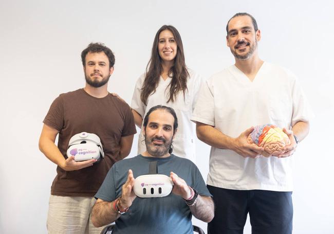 El ingeniero Luca Mefisto y los neuropsicólogos Ana Ibáñez y José María Torralba, tras una sesión con Sergio.