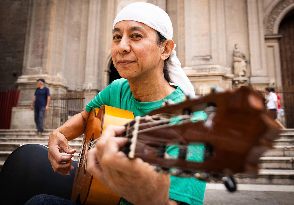 El japonés Yoshi toca la guitarra a los pies de la Catedral, donde va casi todos los días.