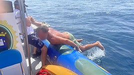 Momento del rescate de un hombre.