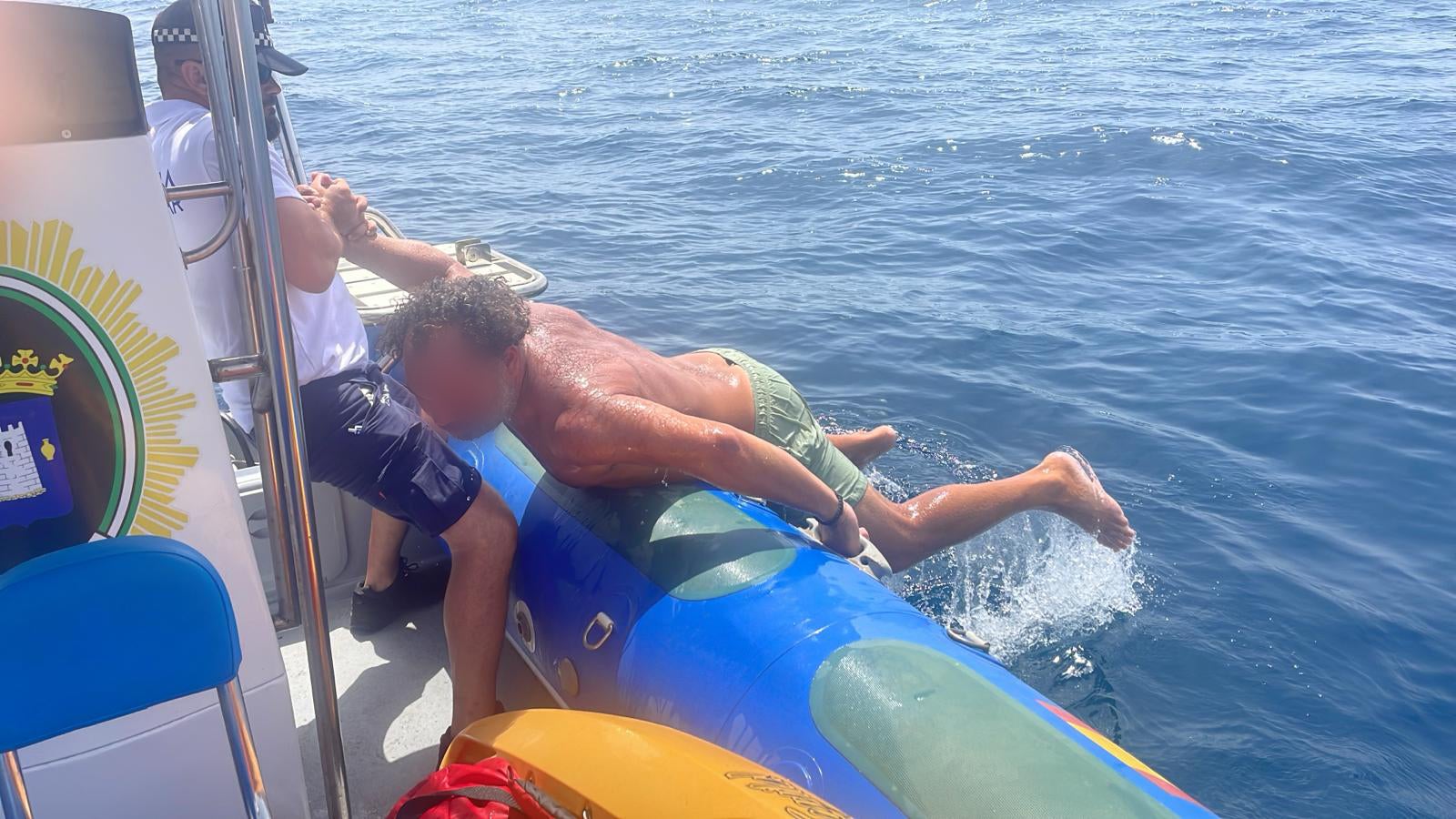 Momento del rescate de un hombre.