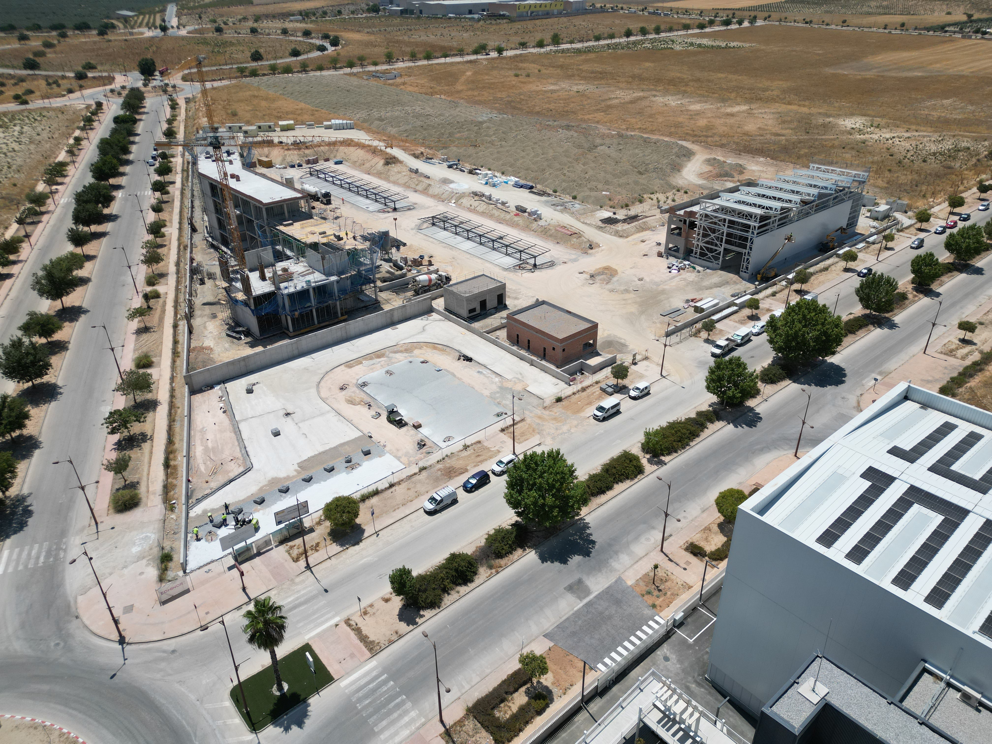 A la derecha, el edificio UGR-Dones. A la izquierda, obras de los primeros edificios del complejo del acelerador de partículas en la Citai de Escúa Citai de Escúzar.