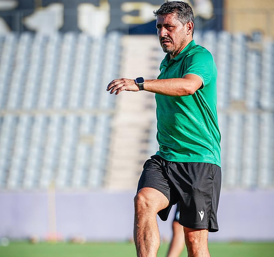 El entrenador del conjunto blanco, Roberto Peragón