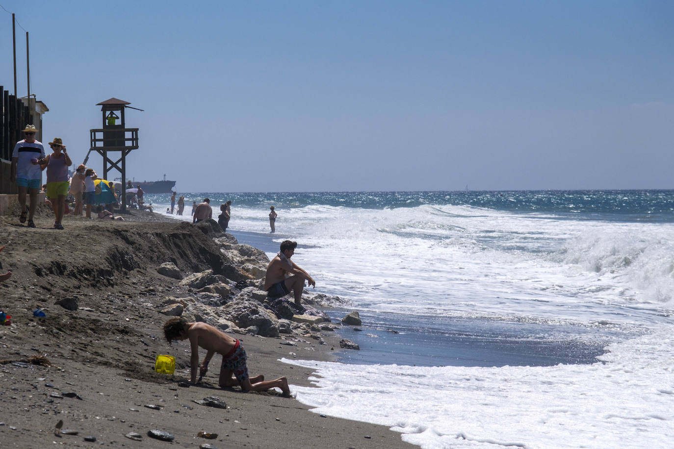 Playa Granada se resiente con el último temporal y pierde arena