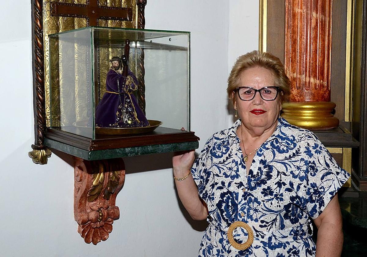 Mari Carmen junto a la imagen del Furruñique