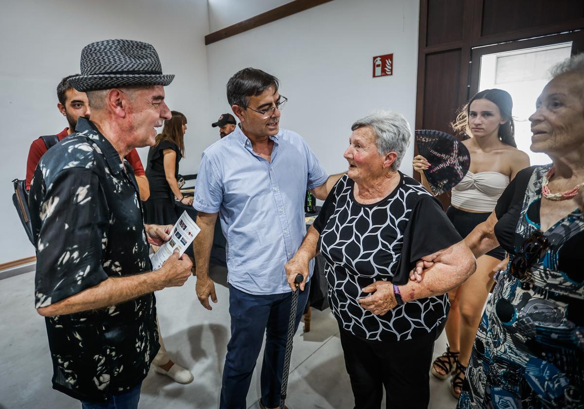 El alcalde de Orce, en el centro de la imagen, felicita a la bisabuela de María Pérez junto al músico Antonio Arias.