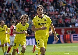 Álex Forés celebra un tanto con el Villarreal el último curso.
