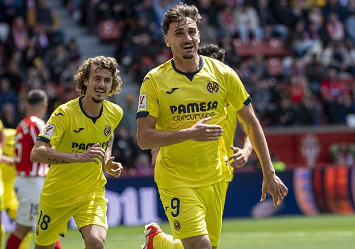 Álex Forés celebra un tanto con el Villarreal el último curso.