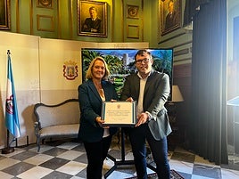 La alcaldesa de Motril, Luisa García Chamorro posa junto al Teniente de Alcalde y responsable del área de Calidad Urbana, Juan Fernando Hernández con el pliego.