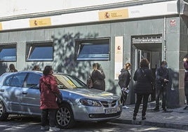 Un grupo de personas hace cola frente a una sede del Servicio Público de Empleo Estatal (SEPE), en una imagen de archivo..