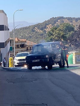 Arde un vehículo en el centro de Íllora tras sufrir problemas técnicos