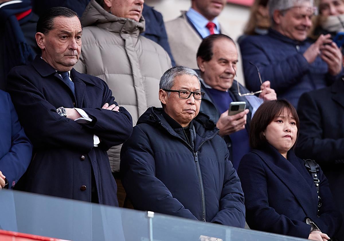 García Amado, Xiaohua Li y Sophia Yang, en el palco de Los Cármenes.