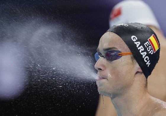 Carlos Garach expulsa agua tras la prueba de los 1.500 libres.