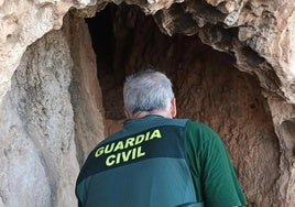 Un agente investiga los daños ocasionados en las pinturas rupestres en yacimientos de la Sierra Sur de Jaén.