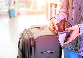 Asociaciones de consumidores alertan del aumento de los fraudes en la época estival.