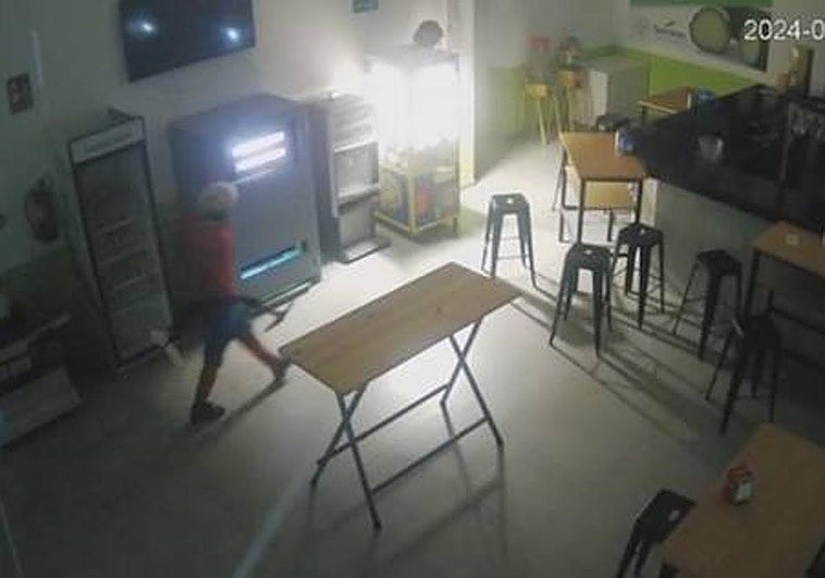 El individuo destrozó una de las máquinas del bar y solo se llevó una botella de agua.
