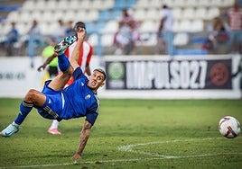 Myrto Uzuni remata acrobáticamente frente al Almería esta pretemporada.