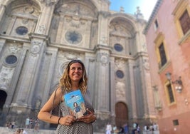 Virginia Llera, con un ejemplar de 'Aviadora', junto a la Catedral de Granada.