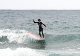 El surfista Alfonso Zamora, en plena competición.