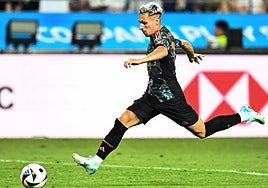 Bryan Zaragoza corre con la pelota en el amistoso del Bayern ante el Tottenham.