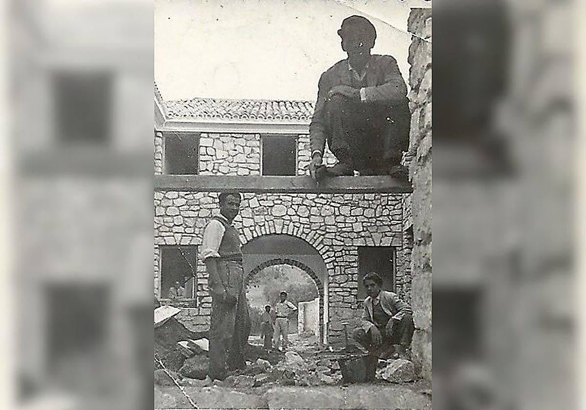 Construcción de la casa cuartel actual en la década de los 50.