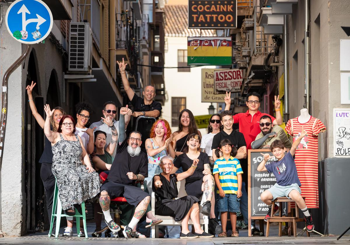 Comerciantes de la calle Moral de la Magdalena invitan a Granada a que pase por sus negocios y conozcan su variada oferta.